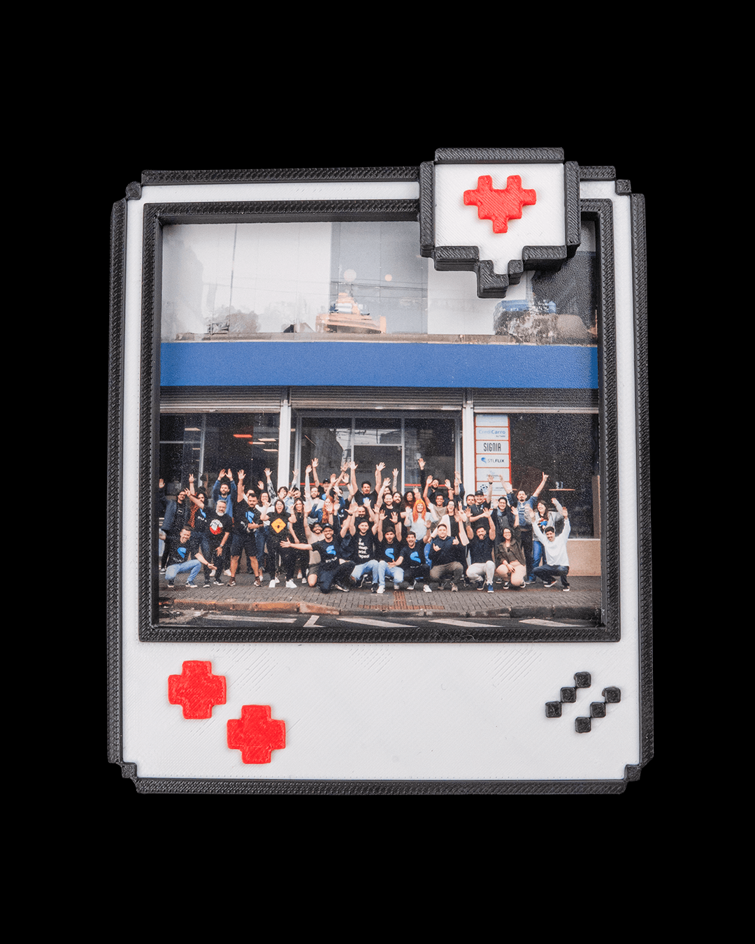 Pixel Snap – Magnetic Retro Photo Frame