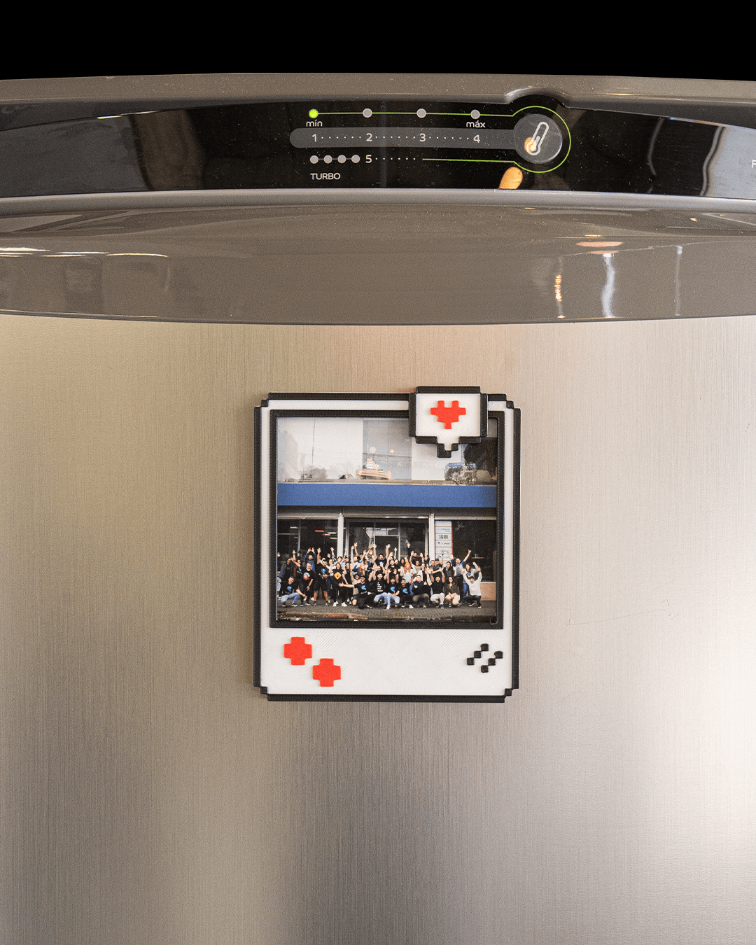 Pixel Snap – Magnetic Retro Photo Frame
